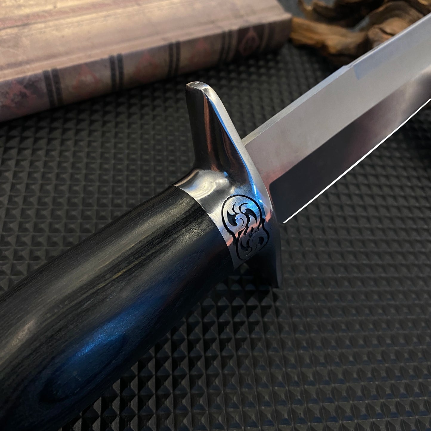 Durable stainless steel fixed knife, practical knife for outdoor hunting and camping, safe finger guard and comfortable handle