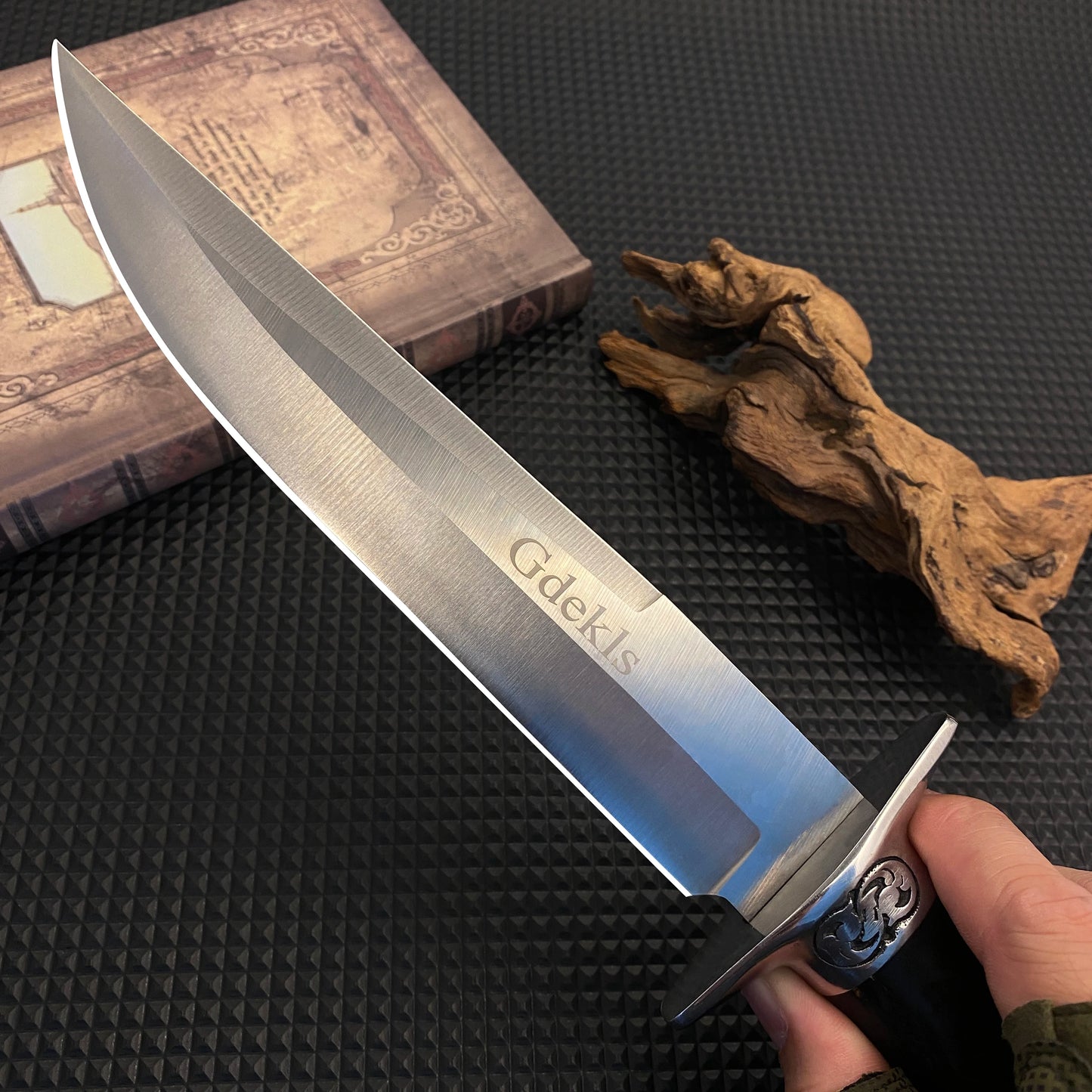 Durable stainless steel fixed knife, practical knife for outdoor hunting and camping, safe finger guard and comfortable handle