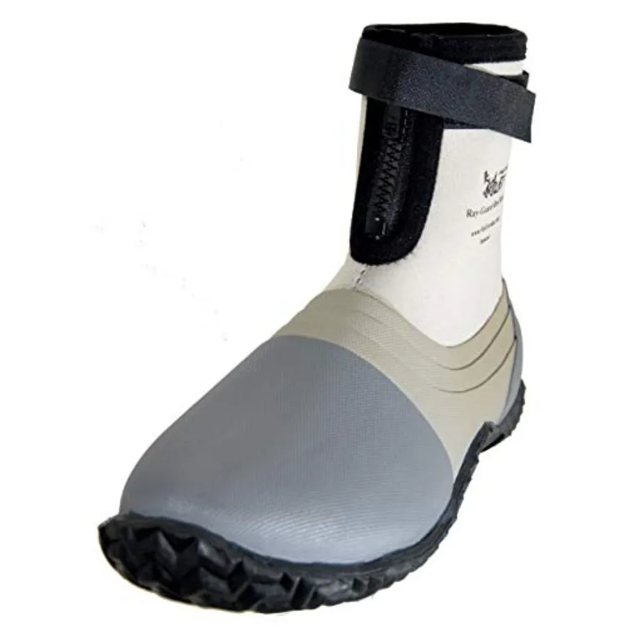 Wading fishing boots for reef use, vulcanized rubber sole, lightweight and waterproof, unisex adult size, black